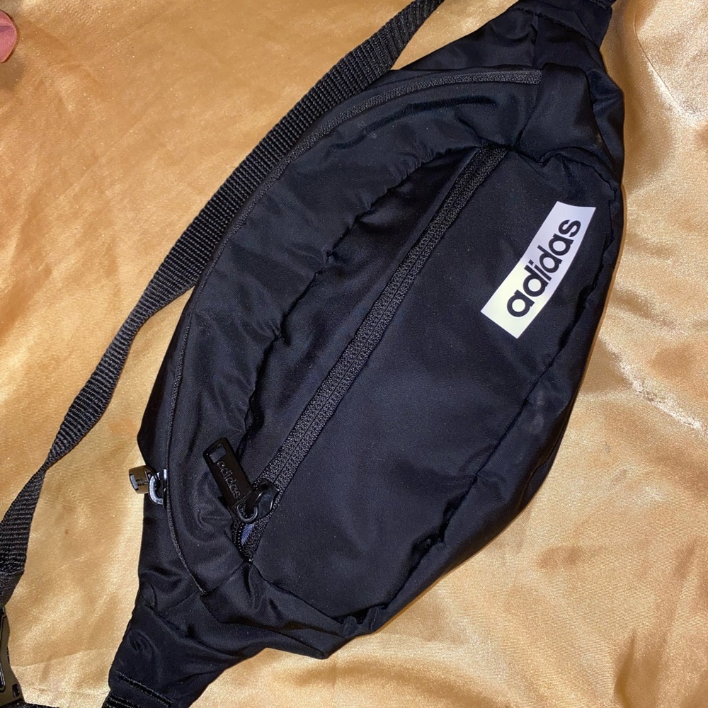 ❤️ Adidas waist bag, bag wore once.